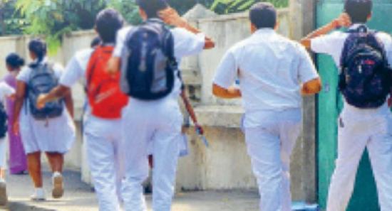 කන්තලේ පාසලක සිසුන් 22ක් රෝහල්ගත කෙරේ.